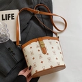 Sac seau crème vintage avec imprimé ours et fermoir doré sur une veste grise - Crème Et Marron (Sans Pendentif)