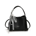 Borsa a secchiello minimalista in pelle nera con nastro di pizzo bianco e borchie - Nero