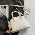 Sac coquille blanc crème à grain de litchi avec détails argentés et bandoulière - Blanc Cassé (Sans Pendentif)