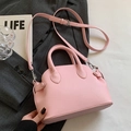 Sac à main rose texture lychee avec bandoulière réglable et détails en métal argenté - Rose (Sans Pendentif)