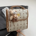 Sac bandoulière imprimé beige avec bordure marron et pendentif ours en peluche - Blanc Cassé Avec Pendentif Ours