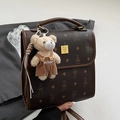 Petit sac à main marron rétro avec texture imprimée et charmant pendentif d'ourson - Café + Charme d'Ours