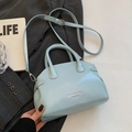 Elegante borsa a mano in pelle cerata azzurra con doppi manici e tracolla regolabile - Senza Ciondolo / Blu