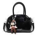 Borsa a mano vintage in pelle cerata nera lucida con ciondolo bambola e scritte argento - Ciondolo Bambola / Nero