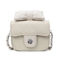 Chique beige gewatteerde mini crossbodytas met leren strik en zilveren camelia gesp - Broken Wit