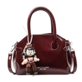 Borsa a mano minimalista in pelle cerata bordeaux con ciondoli e tracolla staccabile - Ciondolo Bambola / Borgogna