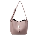 Sac seau chic rose pâle avec grain litchi et une large bandoulière réglable en cuir souple - Rose