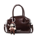 Borsa a mano retrò in pelle cerata color caffè con ciondolo a bambola e tracolla - Ciondolo Bambola / Caffè