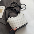 Elegante bolso de hombro crema con estampado de monograma y detalles en metal dorado - Sin colgante / Negro
