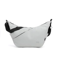 Bolso bandolera gris claro minimalista con correa negra y textura frontal en capas únicas - Blanco