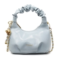 Bolso de mano plisado azul claro minimalista con cadena dorada y colgante metálico - Azul