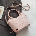 Bolso tipo cubo rosa estampado en piel con relieve, detalle de nudo y bandolera - Sin colgante / Rosa