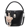 Bolso tipo cubo negro de grano litchi con correa bandolera y colgante de osito - Negro