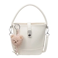 Bolso cubo de cuero blanco crema con cierre giratorio plateado y colgante de oso - Blanco