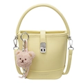 Bolso bombonera minimalista de cuero amarillo claro con oso de peluche rosa y correa - Amarillo