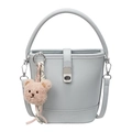 Bolso saco de cuero azul grisáceo con grabado de lichi, asa y colgante de osito suave - Azul