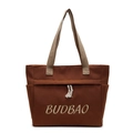 Borsa tote in tela marrone scuro con ricamo BUDBAO e manici intrecciati color crema su bianco - Marrone