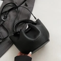 Minimalistische schwarze Beuteltasche aus Leder mit Litschistruktur und Umhängeband - Schwarz - Ohne Anhänger