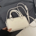 Sac Boston en similicuir blanc crème avec lettrage embossé et bandoulière réglable - Blanc sans Pendentif