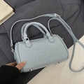 Sac cylindre bleu clair en similicuir avec lettres embossées et détails argentés élégants - Bleu - Sans Pendentif