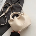Schicke cremefarbene Beuteltasche mit Litschi-Textur, Knotengriff und Schulterriemen - Off-White - Ohne Anhänger