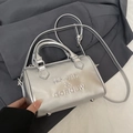 Sac Boston métallisé argenté avec gaufrage de lettres et bandoulière réglable - Argent - Sans Pendentif