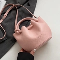 Rosa Beuteltasche mit Litschi-Struktur, Griffen und Riemen auf grauem Blazer - Rosa - Ohne Anhänger