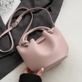 Rosa Eimer-Handtasche mit Litschi-Struktur, Knotengriff und Schulterriemen - Lila ohne Anhänger
