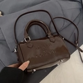 Borsa Boston marrone scuro lucida con scritte a rilievo e tracolla regolabile elegante - Caffè Senza Ciondolo