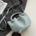 Sac seau élégant bleu clair à motif litchi avec poignée nouée et bandoulière - Bleu - Sans Pendentif