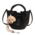 Sac seau en cuir grainé noir avec fermeture à cordon et breloque chien en peluche - Noir Avec Charme De Chiot