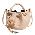 Sac seau beige en cuir grainé avec poignée nouée et charmant pendentif doudou - Blanc Cassé (Avec Pendentif Chien)