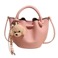 Sac seau rose à texture litchi avec pendentif chien en peluche et bandoulière amovible - Rose (Avec Pendentif Chien)