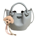 Sac seau bleu clair à motif litchi avec poignée anneau et breloque chiot - Bleu Avec Pendentif Chien en Peluche