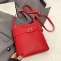 Borsa a secchiello rossa da donna con motivo litchi, cinturino in pelle e fibbia decor - Rosso (Senza Ciondolo)