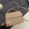 Elegante borsa a tracolla in pelle cerata crema con chiusura rotante dorata e manico - Kaki