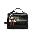 Elegante borsa a tracolla nera lucida con chiusura dorata e ciondolo a bambolina - Con Ciondolo / Nero + Ciondolo a Cartoni Animati