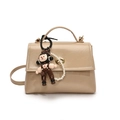 Elegante borsa beige in pelle cerata con ciondolo a personaggio e dettaglio in perle - Con Ciondolo / Cachi Con Ciondolo A Cartone Animato