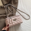 Borsa a tracolla rosa trapuntata con catena in metallo e dettaglio chiusura girevole - Stile di base / Rosa - Senza Pendente