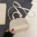 Elegante cremefarbene Muscheltasche mit gewebtem Strukturkontrast und verstellbarem Gurt - Ohne Anhänger / Beige