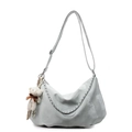 Hellblaue Hobo-Tasche aus weichem Kunstleder mit Silberkette und süßem Bärenanhänger - Blau