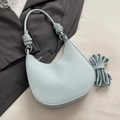 Sac hobo demi-lune bleu clair minimaliste avec texture litchi et bandoulière réglable - Bleu - Sans Pendentif
