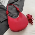 Borsa rossa a mezzaluna con trama litchi, manico annodato e fibbie in argento - Rosso - Senza Pendente