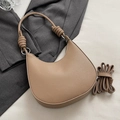 Borsa a spalla kaki minimalista in pelle con tracolla annodata e trama litchi - Cachi - Senza Ciondolo