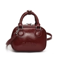 Sac à main Boston en cuir brillant rouge foncé avec lettrage embossé et détails argentés - Rouge