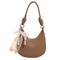 Borsa a spalla marrone a mezzaluna con fiocco in pizzo bianco e dettaglio di perla chic - Cachi (Con Fiocco in Pizzo e Perle Artificiali)