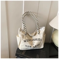 Detailaufnahme der Canvas-Tasche mit Schachbrett-Griffen und praktischer Seitentasche - Klein / Gebrochenes Weiß