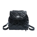 Mochila acolchada negra elegante con cierre giratorio plateado y correa de cadena - Negro