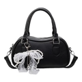Minimalistische schwarze Tasche mit Litschi-Muster, Spitzenschleife und Perlenanhänger - Schwarz (Mit Anhänger)