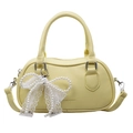 Elegante hellgelbe Boston Tasche aus strukturiertem Leder mit Perlenanhänger und Gurt - Gelb (Mit Anhänger)